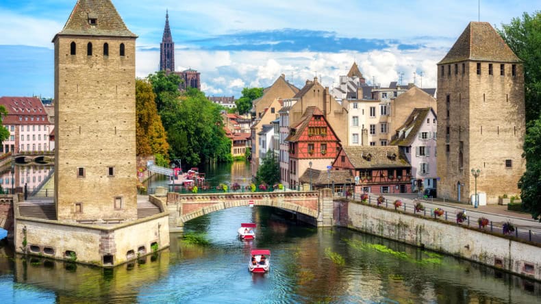 Ponts Couvert in Straßburg, Brücke, Türme, Wasser, Boote, Häuser