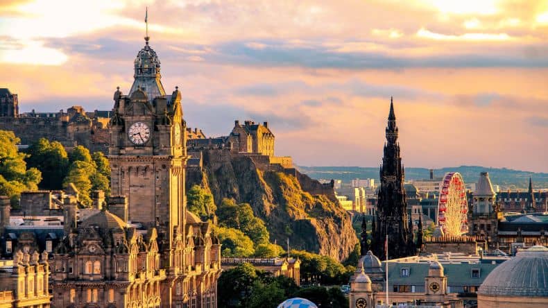 Blick auf Edinburgh mit Turmuhr.