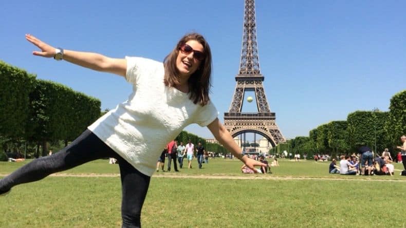 Wiese vor dem Eiffelturm in Paris
