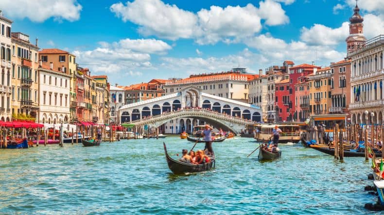 Venedig mit Gondeln im Wasser!