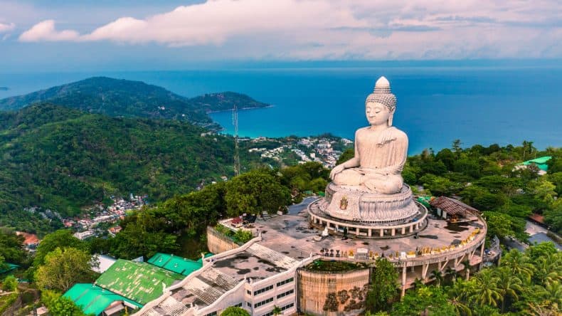 Buddha Statue mit Blick auf Phuket