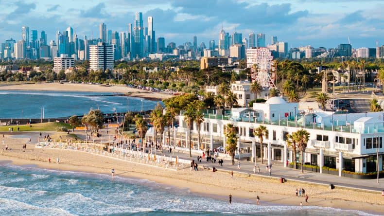 Blick auf St. Kilda Beach und die Skyline von Melbourne, Australien