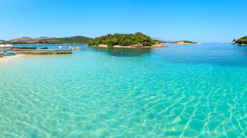 Blick auf Ksamil Beach, Strand, türkisblaues Wasser, kleine Inseln, blauer Himmel, Albanien