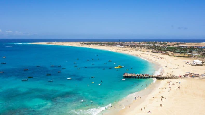 Blick auf den Strand von Santa Maria auf der Insel Sal, Kapverdische Inseln.