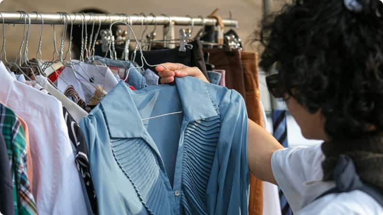 Frau shoppt im Vintage Store