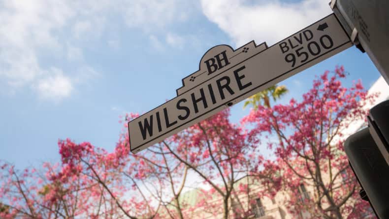 Museum Row am Wilshire Boulevard, Wilshire Schild