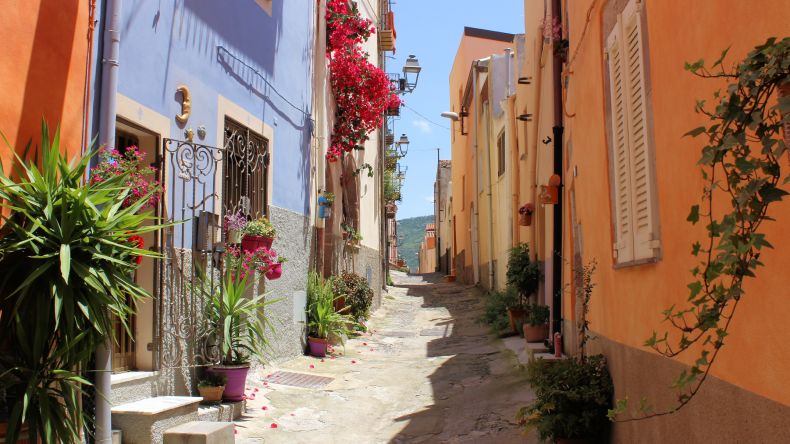 Enge Gasse in Bosa auf der Insel Sardinien
