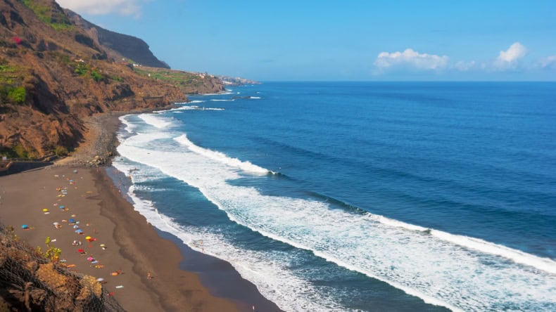 Der schwarze Naturstrand Playa de Soccoro in der Nähe von Puerto de la Cruz auf der Kanareninsel Teneriffa.