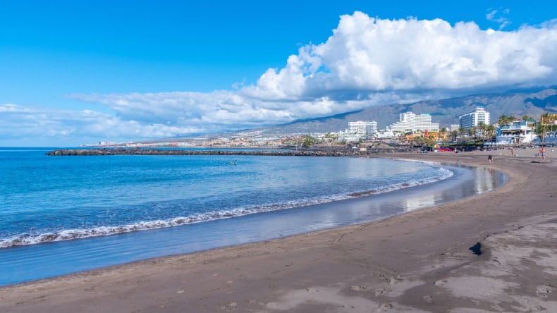 Der künstlich angelegte Strand Playa de Troya im Süden Teneriffas, an der Costa Adeje.