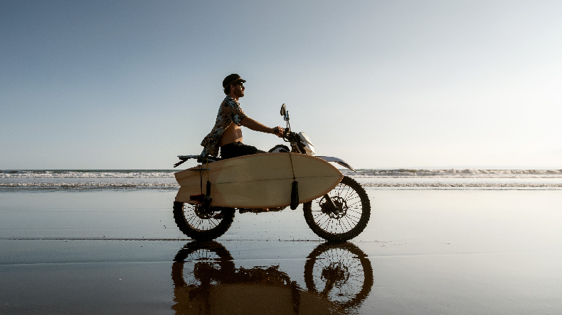 Surfer mit Brett am Bike, Strand, Meer