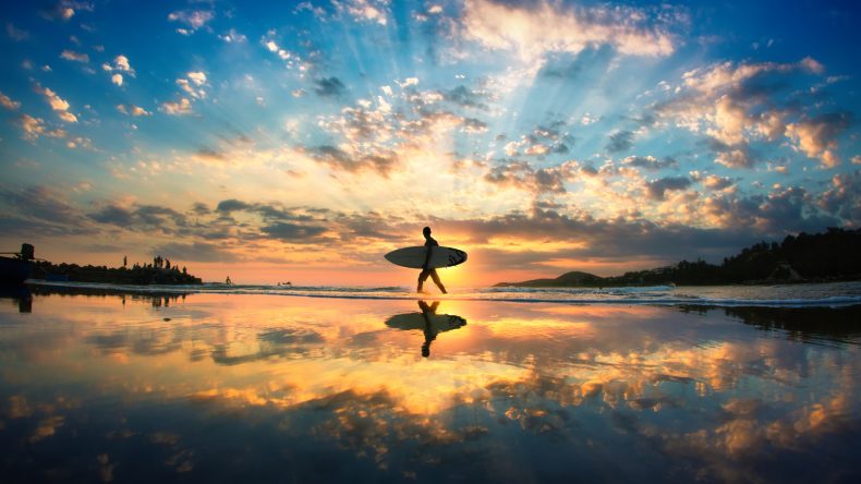 Surfer mit Surfbrett, Strand, Wasser, Sonnenuntergang