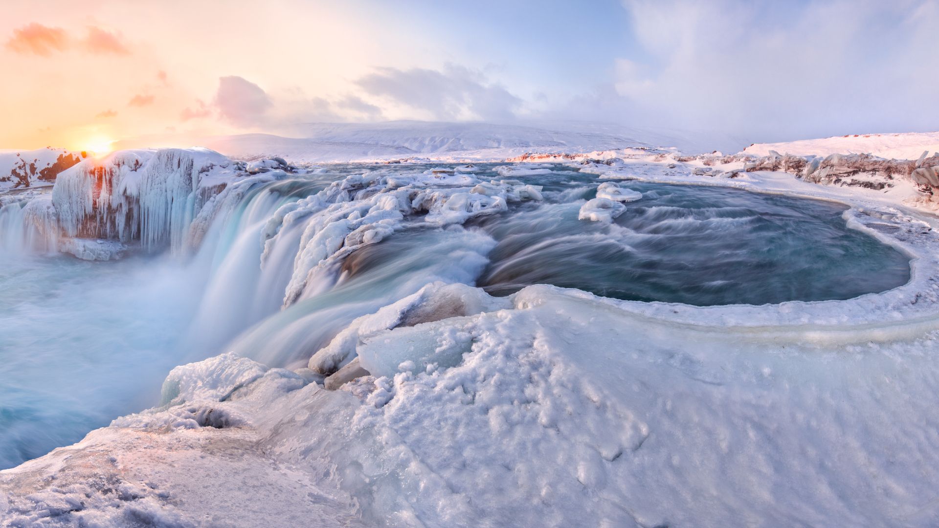 Blick auf den gefrorenen Wasserfall Godafoss auf Island