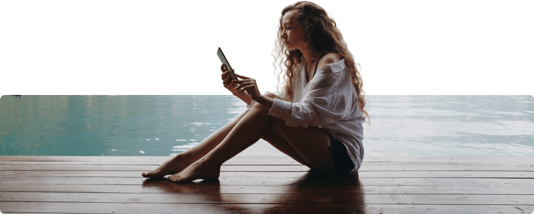 tui genz travel studie girl with phone