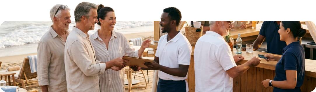 Leute in einem Strand-Restaurant im Urlaub
