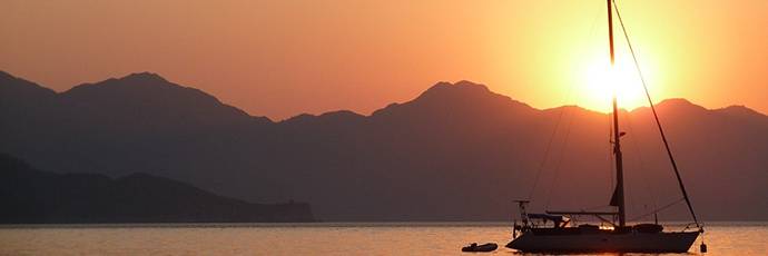Ein Segelboot bei Sonnenuntergang in der türkischen Ägäis