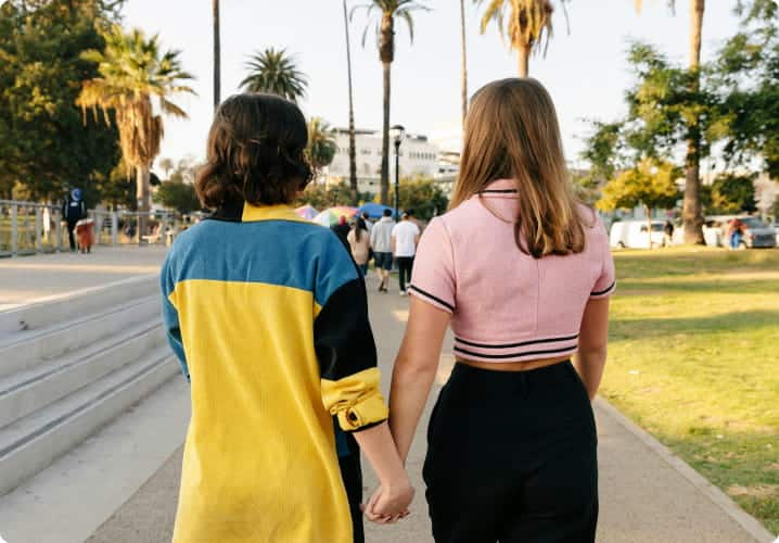 tui 2 frauen halten haendchen