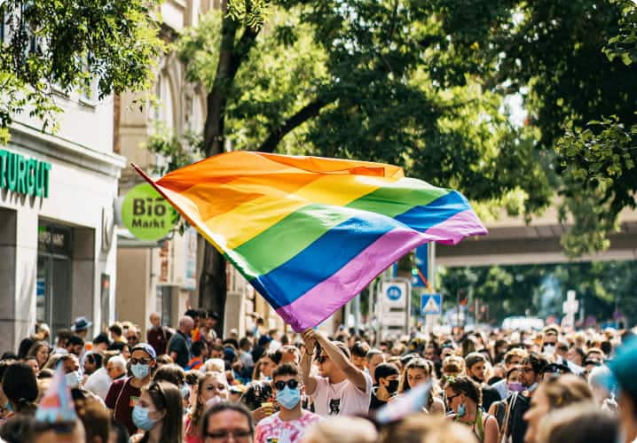 tui regenbogenflagge wehend