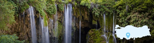Zwischen dunklen Höhlen und schimmernden Wassertropfen: Der Yerköprü-Wasserfall