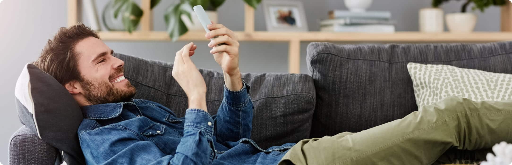 tui mann mit smartphone